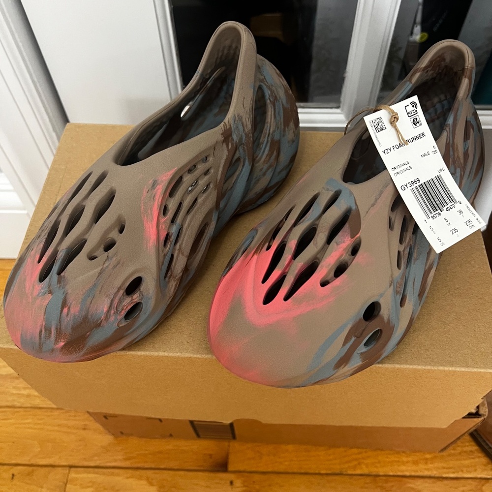 NWT Yeezy Foam Runner, SIZE 5